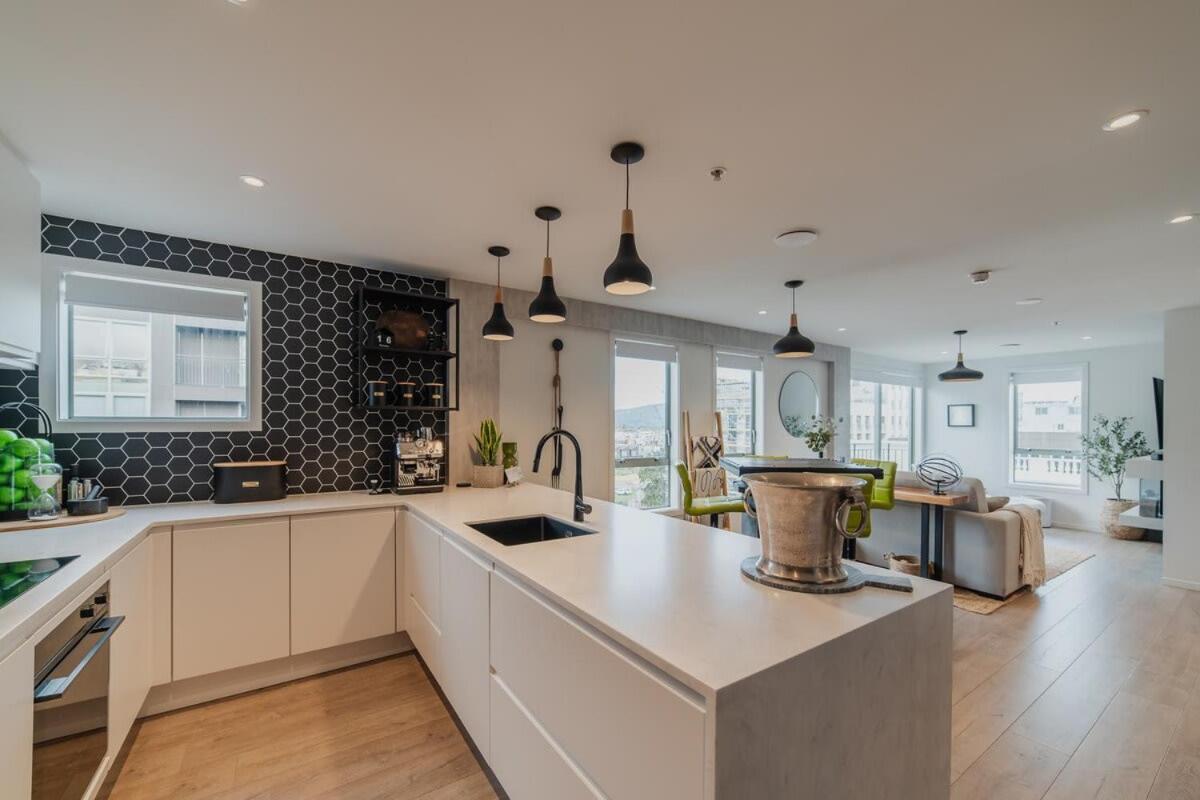 Penthouse Perfection - 2br Elegance On Worcester St Apartment